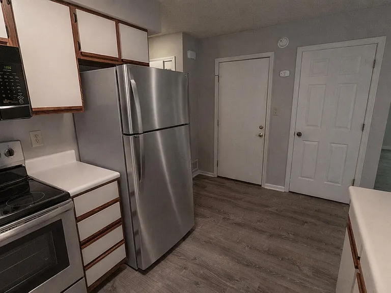 1913 Greenleaves Ct — Photo 12