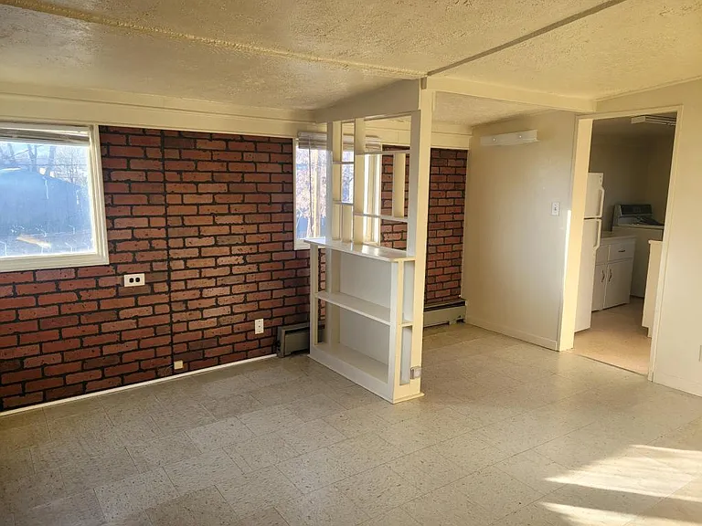2415 Baker St — Photo 7