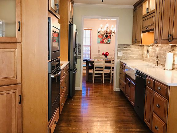 Galley kitchen/Dining