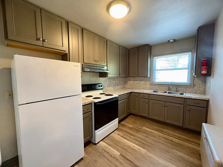 225-227 W Areba Ave — Photo 8