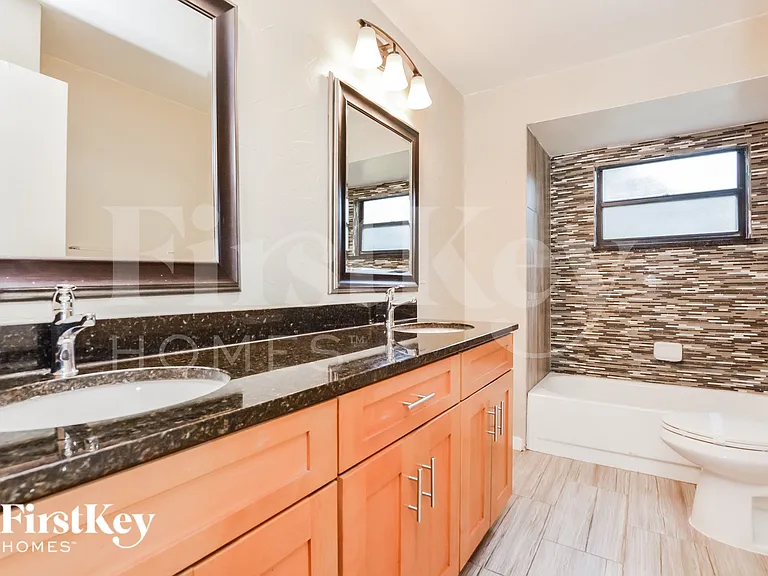 520 Whispering Oak Ln — Photo 14