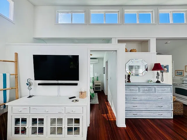 Streaming max speed Hawaiian Telcom fiberoptix internet system. High ceilings with windows for letting in the Hawaiian sunshine. Queen size chest style "Murphy" bed is super comfortable. (on the right, light blue)