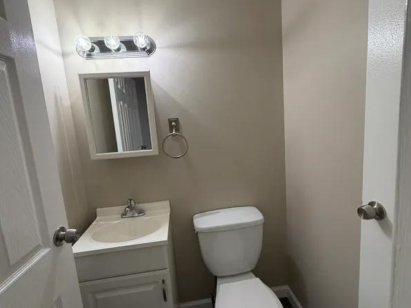 484 Canal St #A8, Plantsville, CT 06479