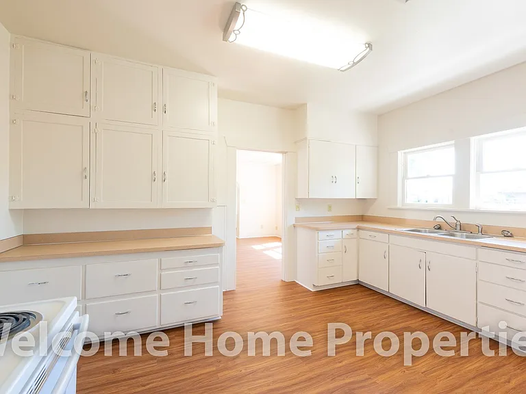 512 S College Ave — Photo 6