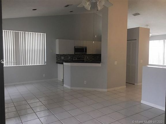 5th image of 807 Savannah Falls Dr