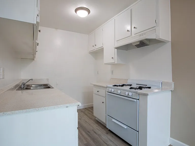 Saticoy Apartments — Photo 16