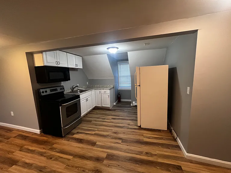 378 Center St #6 — Photo 5