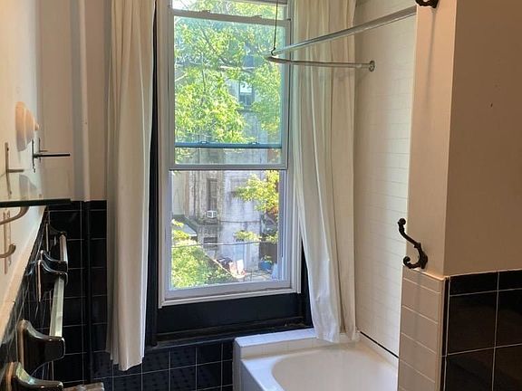 4th image of 140 Halsey St #2