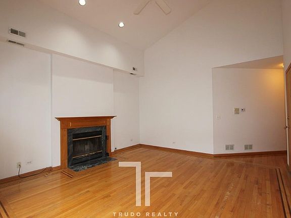 2nd image of 1940 W Diversey Pkwy #3_W