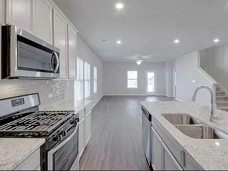 1605 Torre St — Photo 7