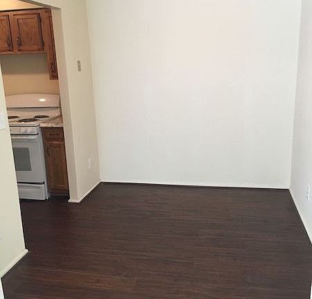 3rd image of 1004 Parkvale Ct APT 04