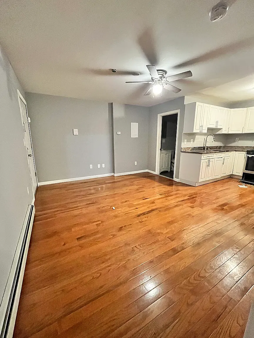 2 bed, 800 sqft, $1,949 — Photo 2