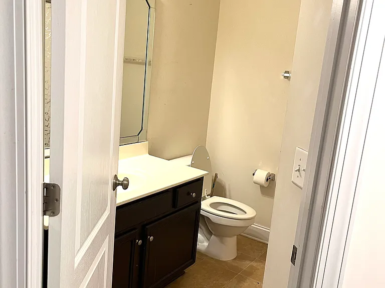 Full size - Guest bathroom