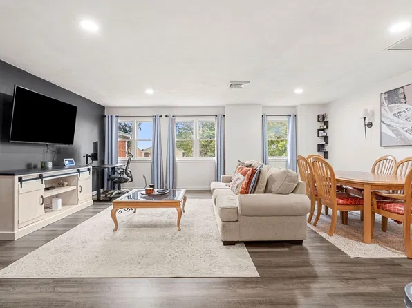 210 Washington St APT 11, Peabody, MA 01960