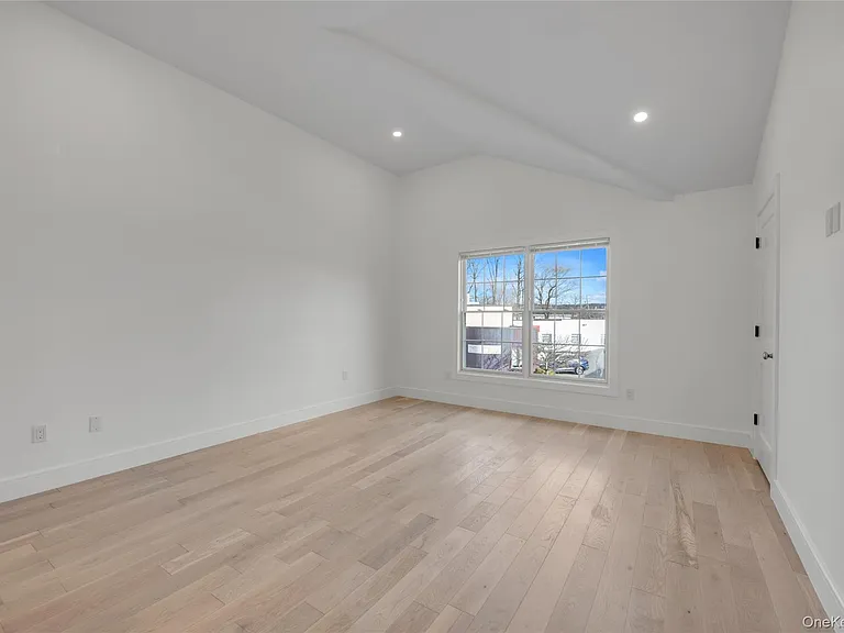 1 Manhasset Ave #B — Photo 20