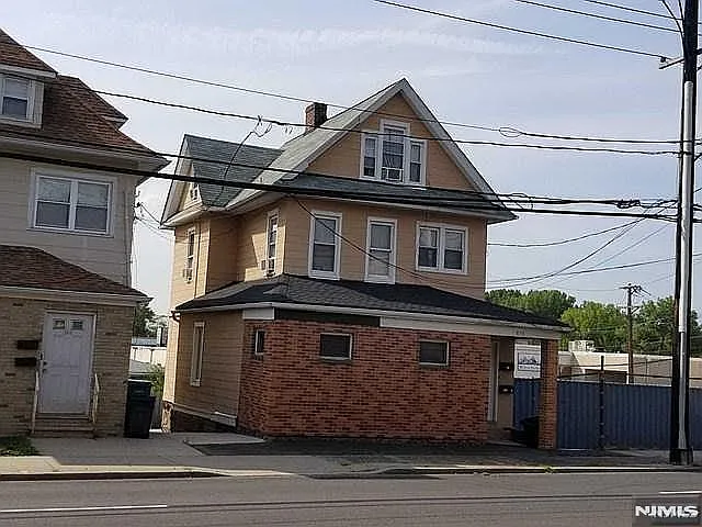 570 Grand Ave photo 1