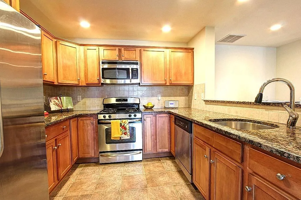 Building Photo - 120 Wyllis Ave #118