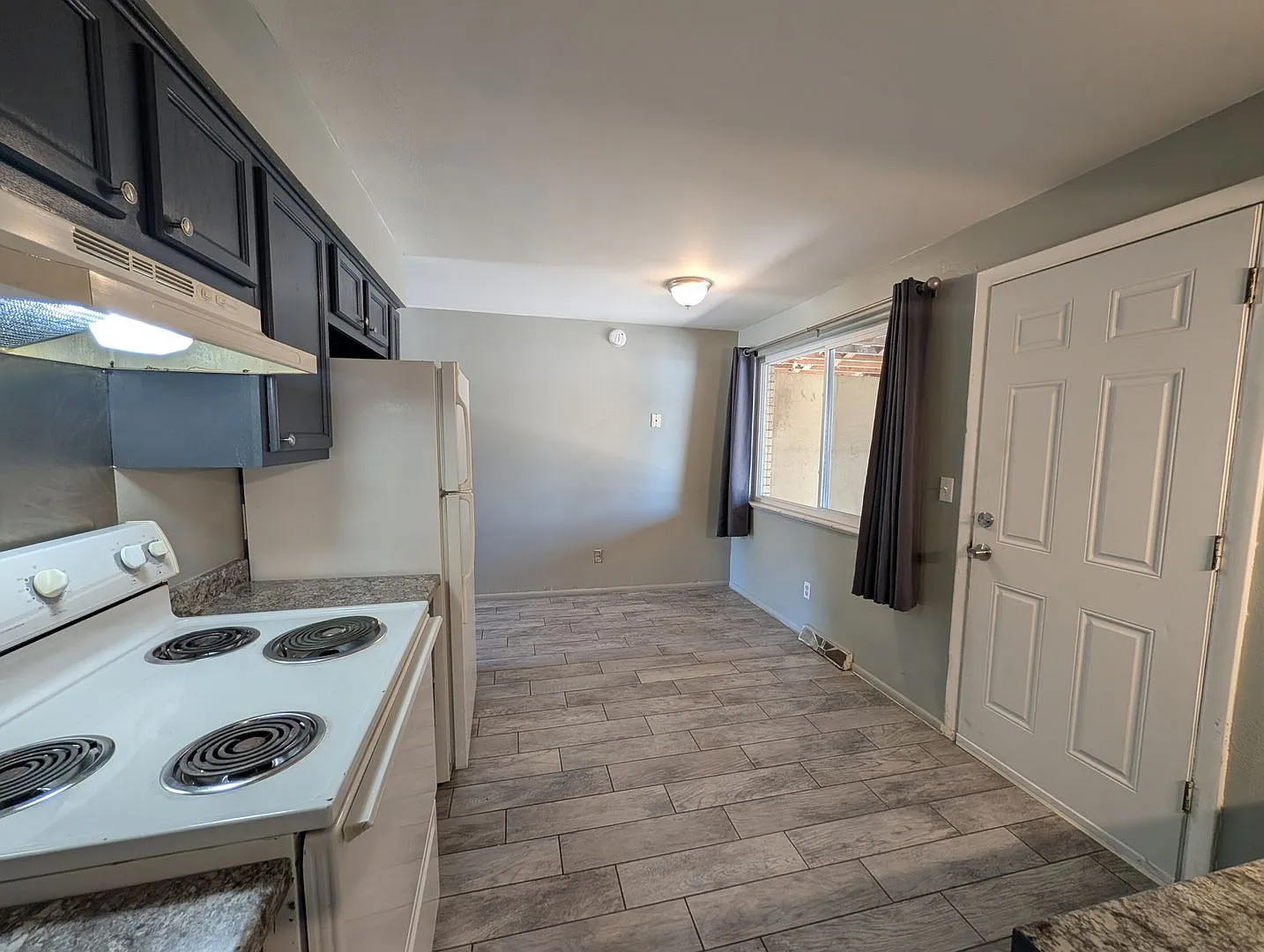 Comfortable 4 Bedroom Townhome In Aurora — Photo 4