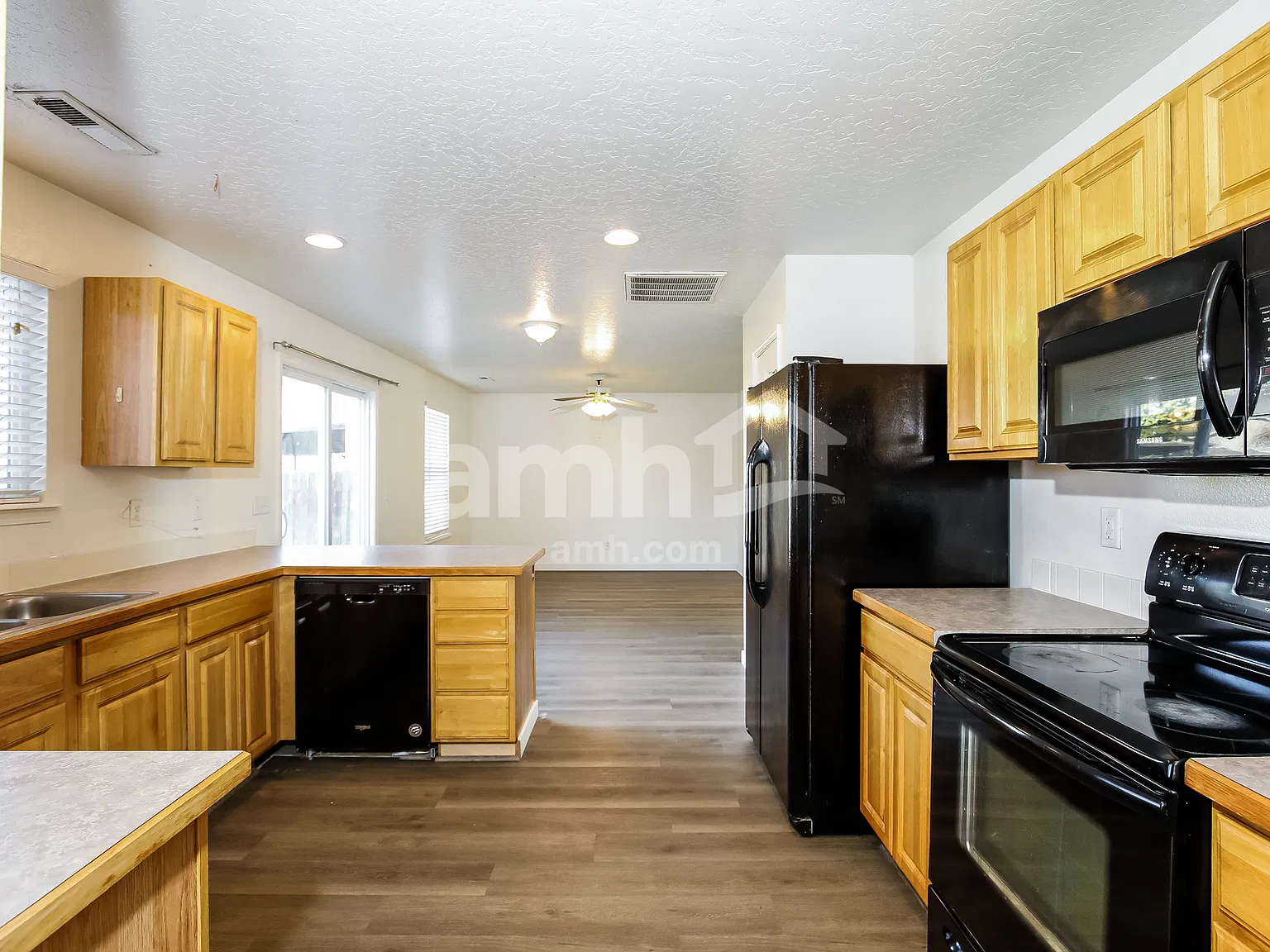 4 bed, 2.5 bath, 2038 sqft, $2,525 — Photo 4