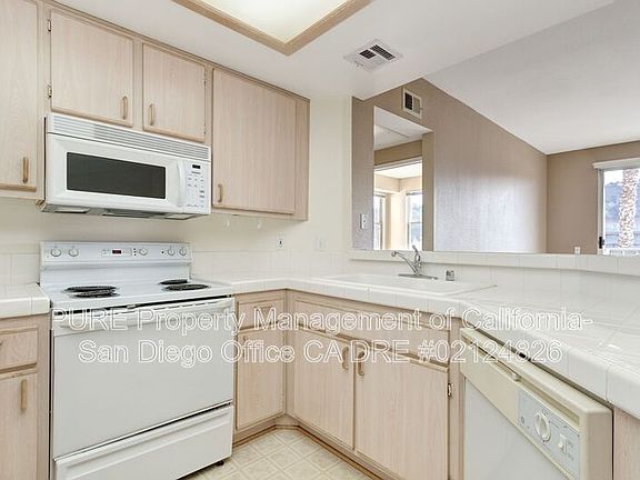 5th image of 640 Camino De La Reina APT 1302