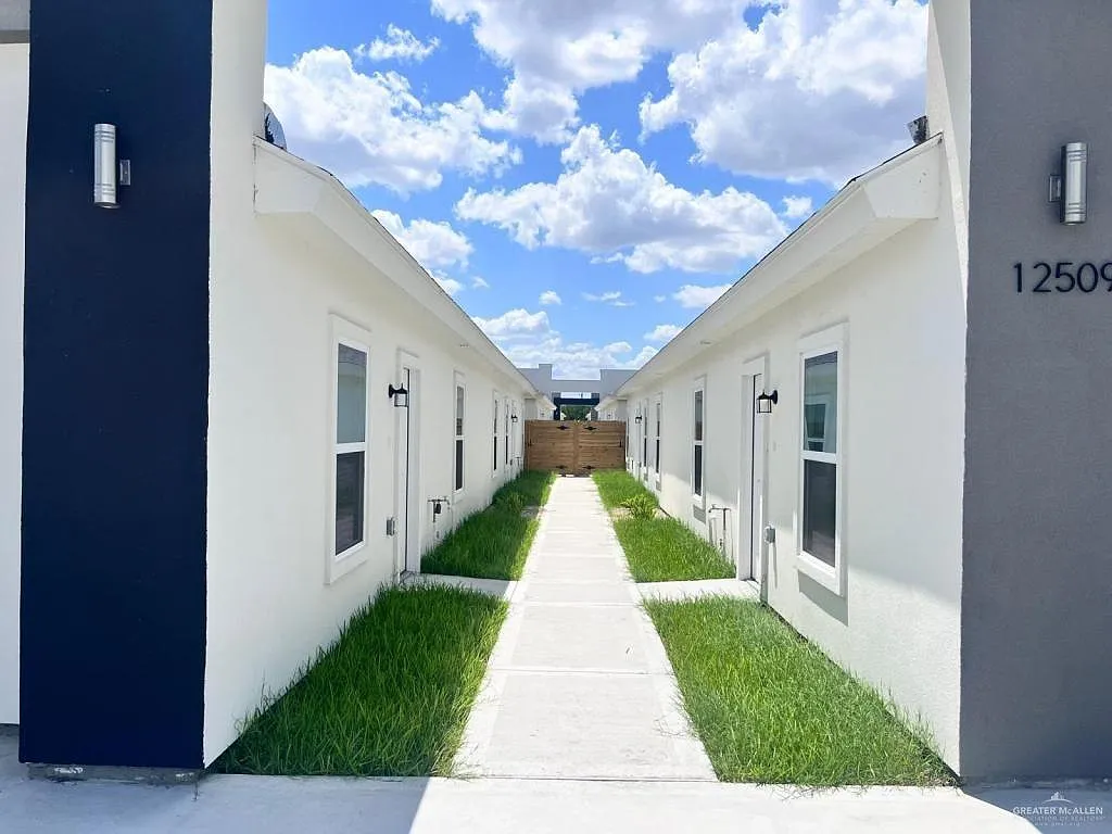 2 bed, 2.0 bath, 905 sqft, $1,200 — Photo 2