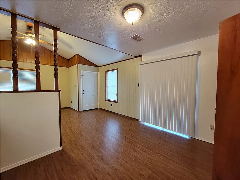1316 Airline Dr — Photo 6