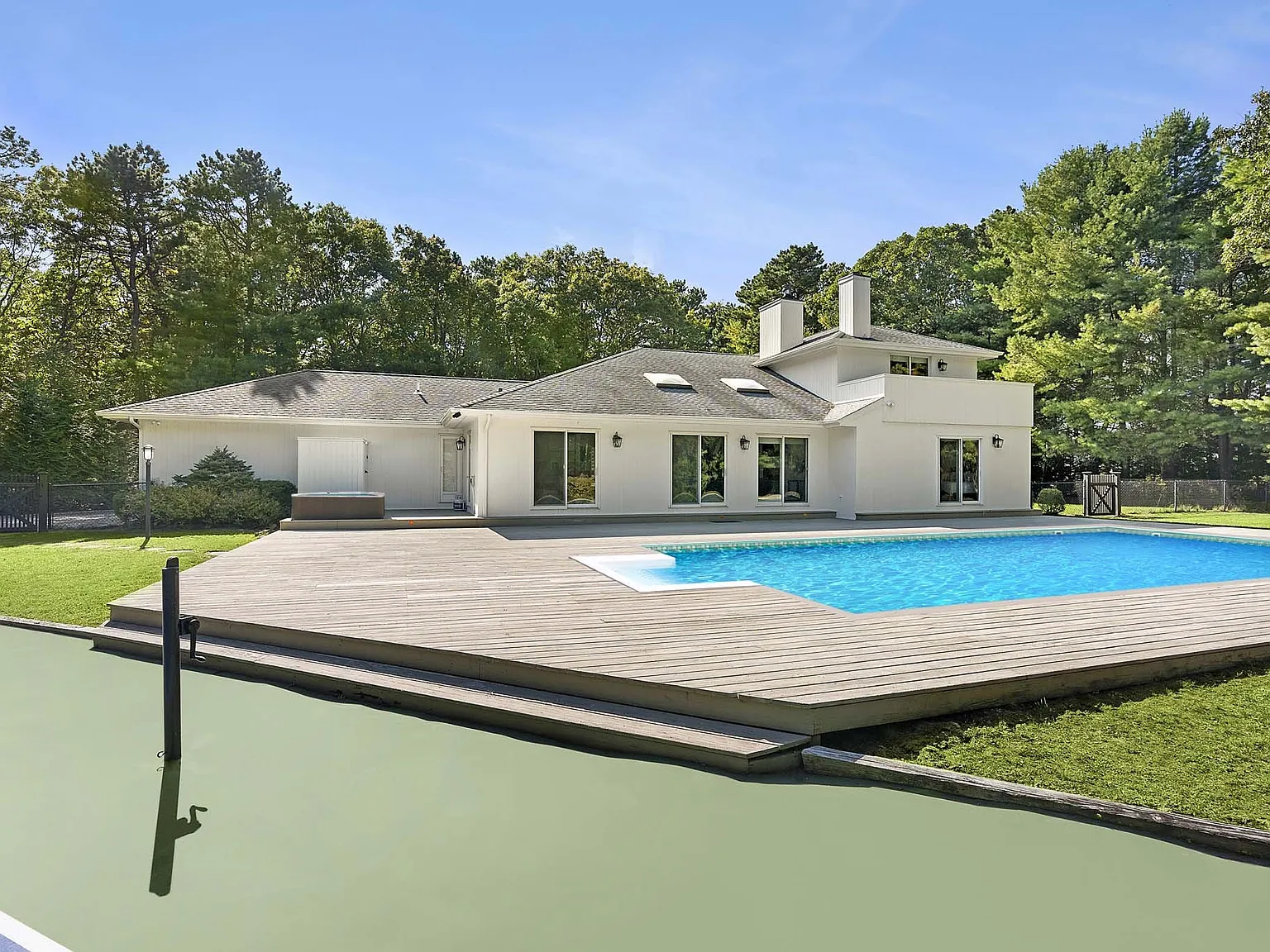 Quogue North Contemporary Estate With Pool & Tennis — Photo 4