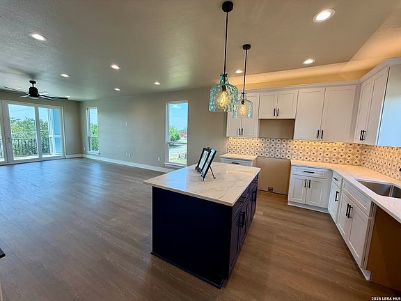 4th image of 748 Riviera Dr