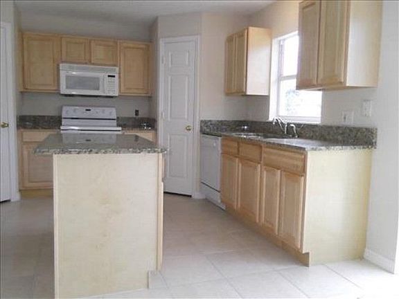 4th image of 103 Laramie Dr
