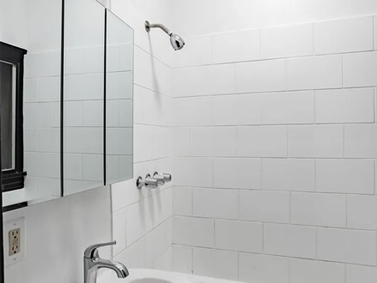 St. Moritz Apartments — Photo 14