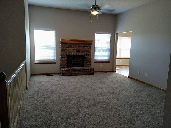 Great room w/fireplace