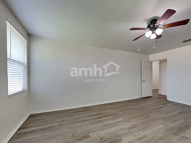 1421 Englewood Dr — Photo 10