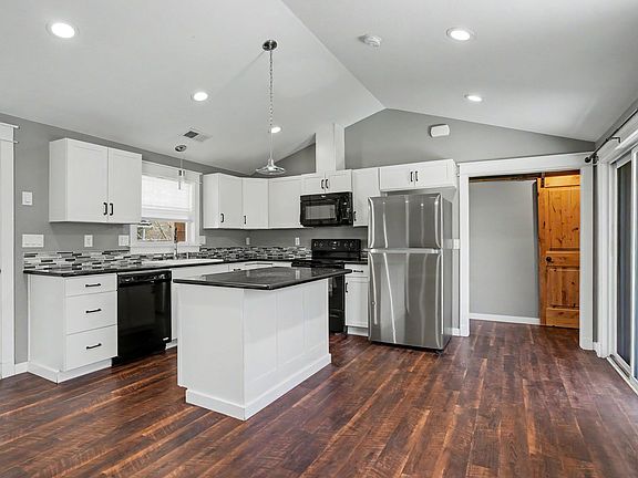 5th image of 985 Garnet St NE