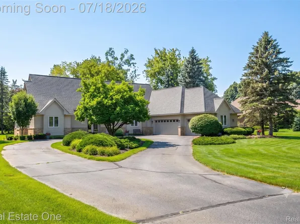 716 Bristol Ln, Clarkston, MI 48348