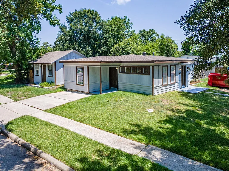 1012 W Hart Ave — Photo 1