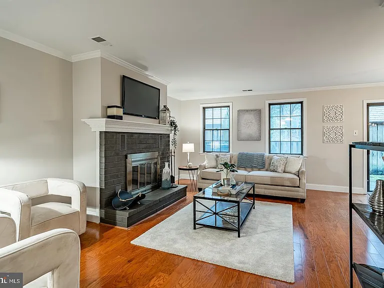 313 Albans Ct — Photo 8
