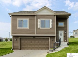 18914 Drexel Cir, Omaha, NE 68135