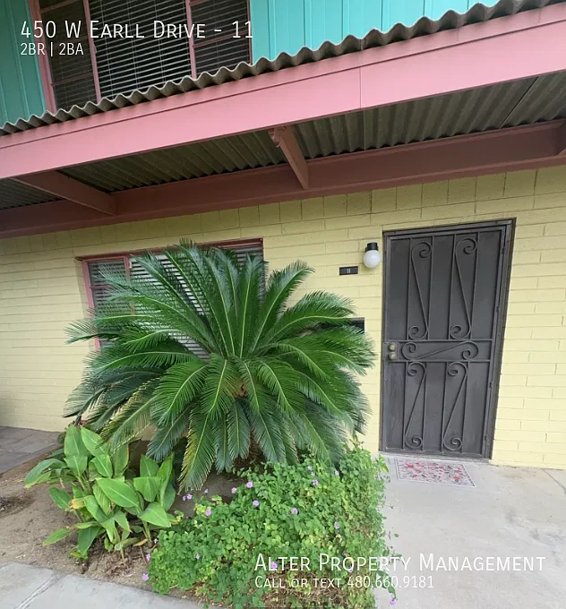 Charming 2-Bedroom Townhome with Community Pool in Phoenix! — Photo 2