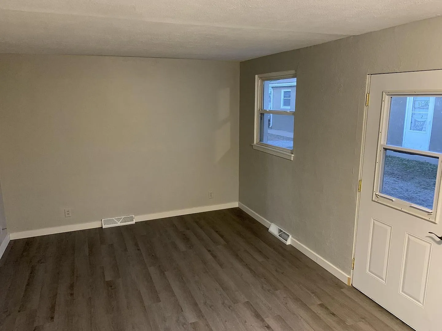 Davis St Apartments — Photo 3