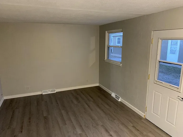 210 Davis St — Photo 6