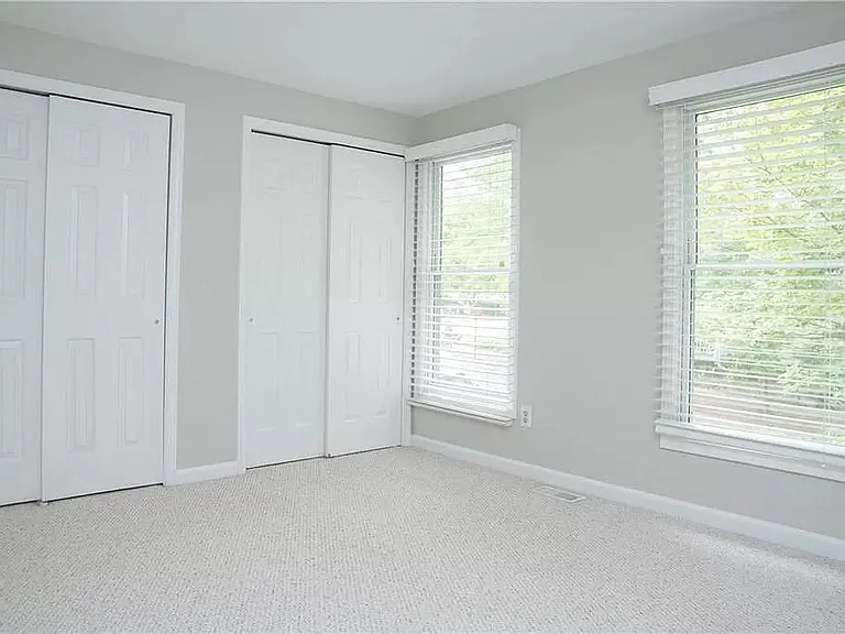 485 W Walnut St — Photo 10