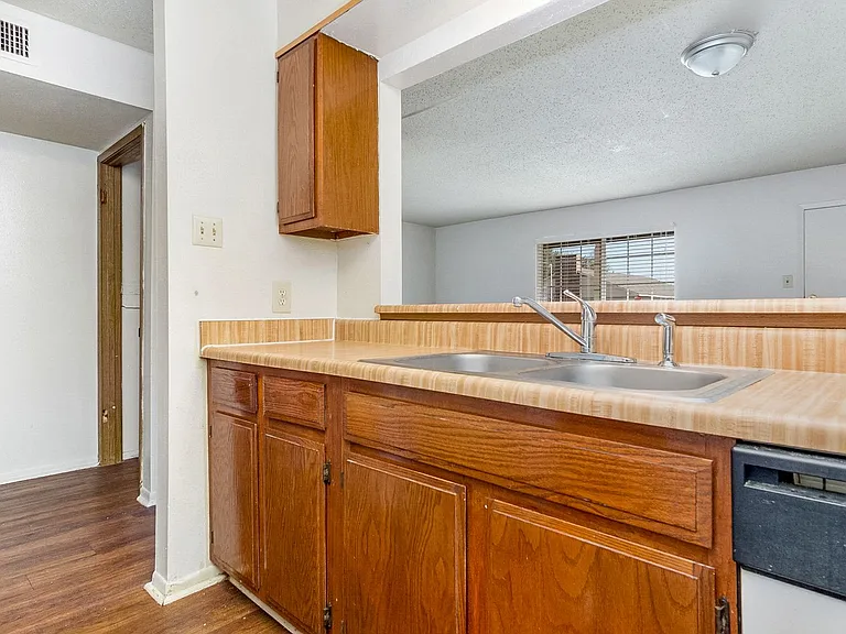 Tiffany Square Apartments — Photo 19