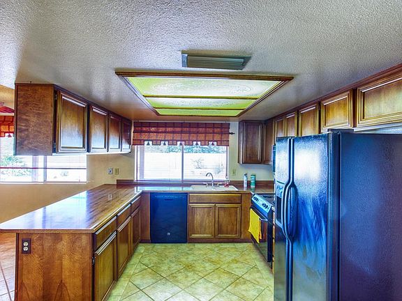 3rd image of 1018 E Village Circle Dr N