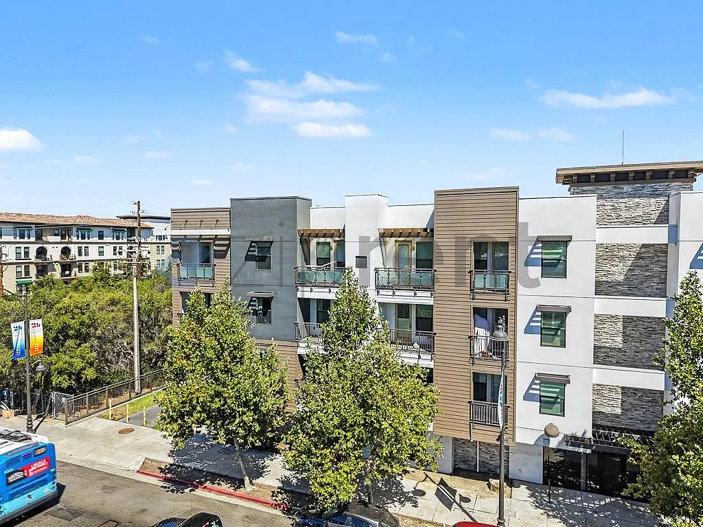 2 bed, 1010 sqft, $3,800 — Photo 3