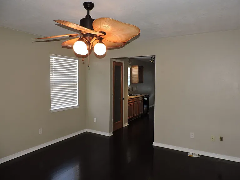 147 Creekview Dr — Photo 2