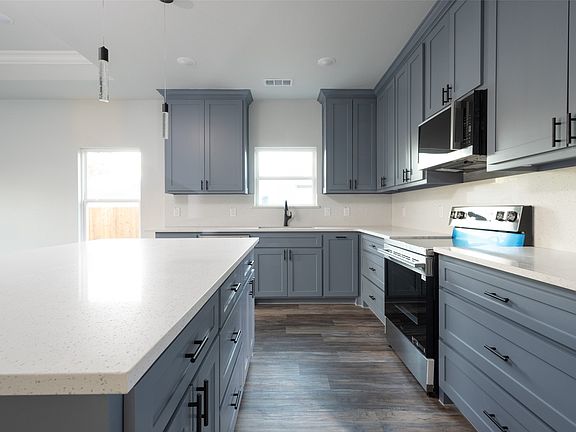 5th image of 411 W Elm St