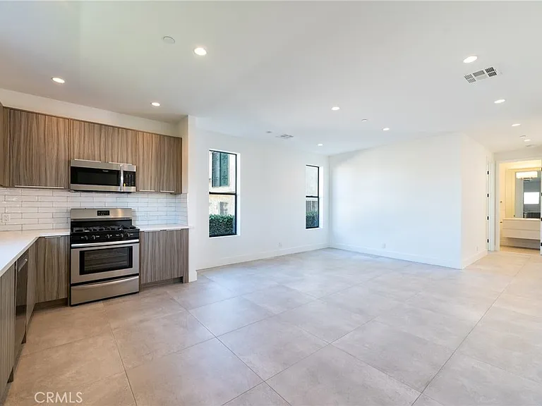 1805 S Longwood Ave — Photo 2