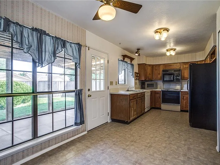 7612 Jerome Dr — Photo 4