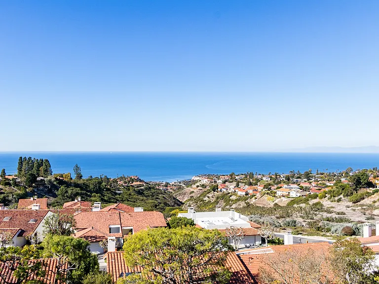 6542 Ocean Crest Dr #C204 — Photo 1