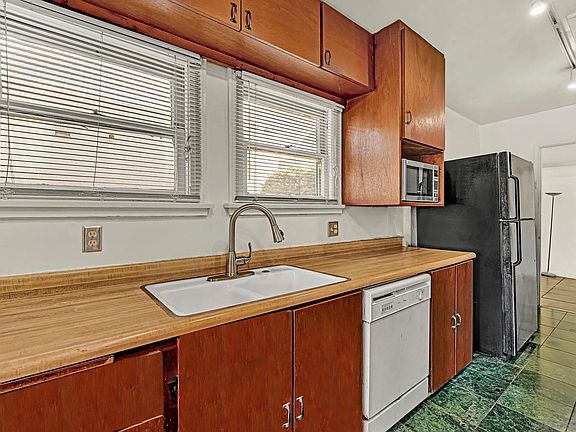2nd image of 3055 Suncrest Dr